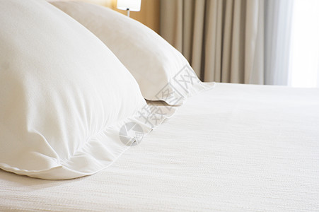 豪华酒店大床铺上白罩子的枕头木头就寝尺寸时间床罩软垫国王卧室家具家庭图片