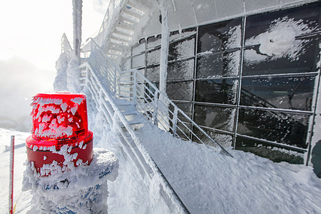 红色紧急照明 有雪和冰雪覆盖楼梯和风图片