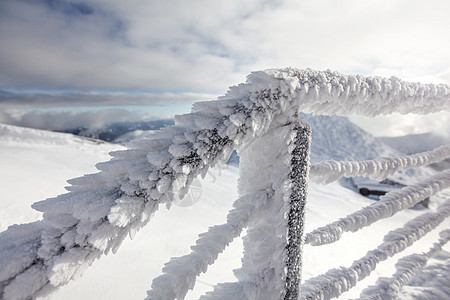 雪和冰盖的楼梯栅栏 说明特寒冷藏冰川环境冲孔降雪寒意栏杆天气温度寒冷图片