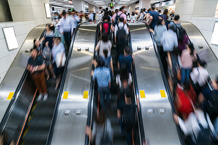 在扶梯上匆忙行走 不知不觉中运输运动城市通勤者速度时间游客人群中心地面图片