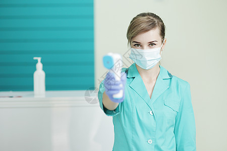 医院戴防护面具的女医生或护士手握有气压计社工专家卫生口罩流行流感安全女士药品保健图片