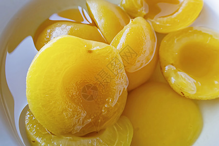 准备在白碗里吃丰盛的杏子浆果蜜饯饮食产品早餐玻璃甜点果汁水果橙子图片