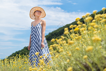 身着脱衣暑期服装和草帽的年轻女子站在野花盛开的地方 放松 同时将克罗地亚亚得里亚海滨自然的美丽性质连结在一起太阳女孩裙子冥想喜悦图片