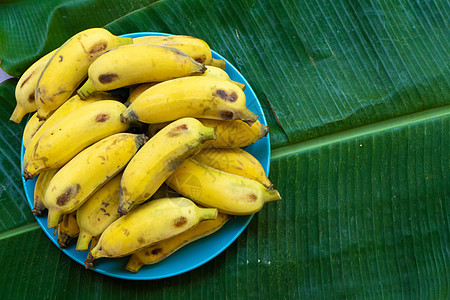 大黄香蕉叶上放着熟黄香蕉的盘子皮肤饮食农业异国茶点营养水果热带食物小吃图片