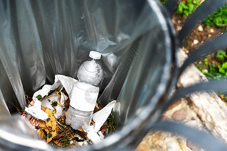 装有白色空白标签的塑料瓶 在公共垃圾桶里瓶子回收垃圾箱生态塑料倾倒垃圾民众废纸篮子图片