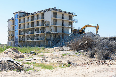 被摧毁的非法建造旅馆建筑群的建筑物 已毁坏占地者欺骗股权首都房地产建筑框架房子持有人酒店图片