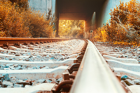 铁路在日落时会进入地下通道建筑物流金属废弃木头太阳古董隧道铁路线铁轨图片