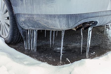 肮脏汽车的排气管上的冰柱 有一段时间没有使用过图片