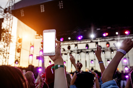 音乐会的社交网络现场直播 使用智能手机摄像头手表歌手电影人群播送扇子岩石派对男人展示图片