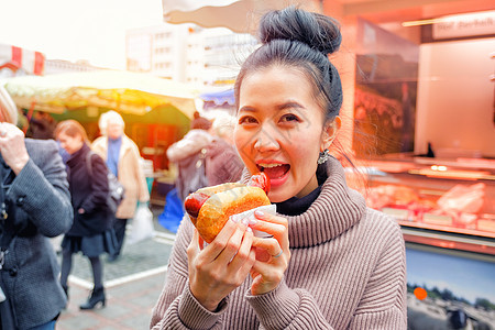 德国吃热狗街食物的年轻女性 妇女图片