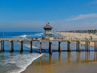 Huntington码头 有冲浪者的救生塔 洛杉矶东南部 美国加利福尼亚州木头海浪太阳海岸线游泳旅游海滩旅行救生员日光浴图片