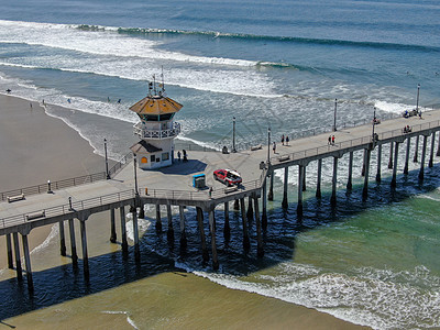 Huntington码头 有冲浪者的救生塔 洛杉矶东南部 美国加利福尼亚州日光浴木头游客太阳监视蓝色海滩假期旅行冲浪图片