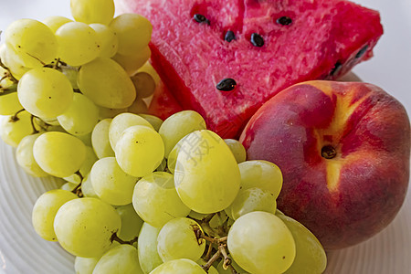 桃子 西瓜和盘子里的葡萄果食物维生素收藏早餐饮食水果团体营养叶子活力图片