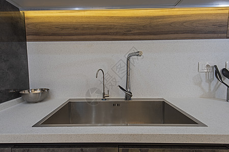 在豪华公寓中设计现代厨房水槽白色房间奢华装饰大理石房子台面柜台不锈钢金属图片