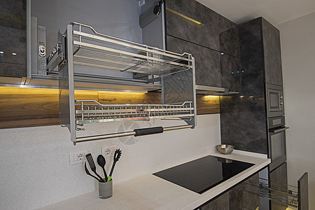 豪华公寓的现代厨房设计图架子奢华橱柜门房子橱柜电磁炉抽油烟机盘架烤箱大理石图片