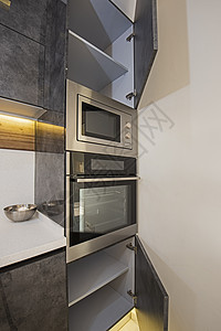 豪华公寓的现代厨房炊具设计门把手器具装饰奢华房子橱柜门微波橱柜家具展示图片