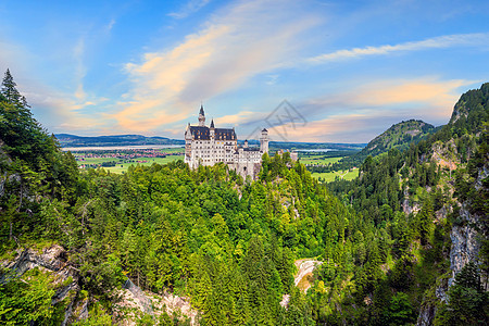德国巴伐利亚西南部世界著名的纽施万斯坦城堡吸引力森林建筑日落童话全景旅行高山国王地标图片