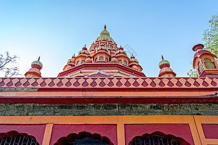 靠近Parvati寺庙的穹顶 在清蓝的天空背景上图片