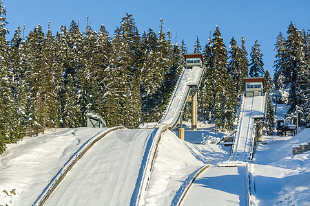 冬季滑雪跳跃度假胜地的滑雪跳伞图片