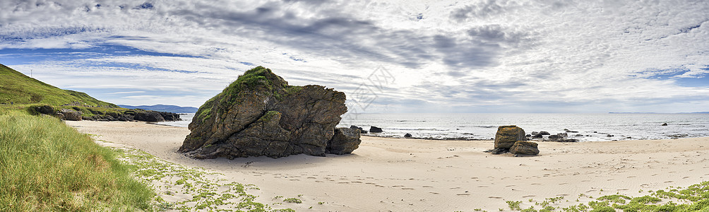 海滩上的岩石支撑海岸海景风景脚印多云巨石地平线海洋海岸线图片