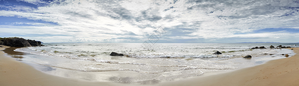 海滩上的岩石波浪巨石风景地平线海洋支撑脚印多云海岸线海景图片