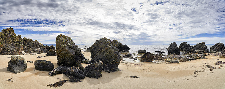 海滩上的岩石支撑地平线风景海洋脚印多云海景海岸线巨石海岸图片