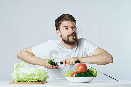 穿着白色T恤衫的男子蔬菜饮食和素食生活方式沙拉水果工作室药品活力冒充食物乐趣喜悦橙子图片