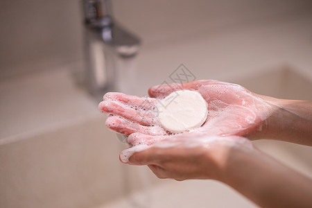 妇女利用水龙头下的肥皂洗手液体洗手间卫生消毒流感预防皮肤卫生间护理细菌图片
