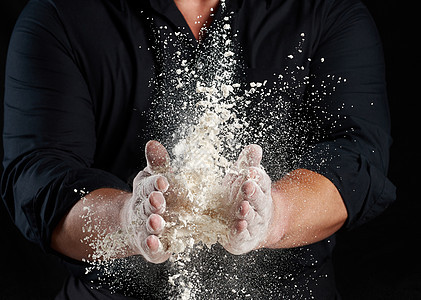 穿黑色制服的厨师喷洒白面粉d行动面包厨房力量灰尘小麦桌子食物粉末美食图片