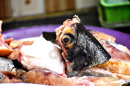 生鲜鱼切片吸附鳟鱼美食桌子荒野烧烤香料饮食烹饪柠檬鱼片图片