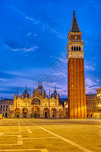 威尼斯圣马可广场照明城市教会正方形吸引力钟楼历史性旅行蓝色天空图片
