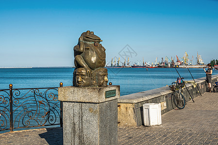 乌克兰Berdyansk的青蛙纪念碑雕塑度假小镇胡同蟾蜍吸引力建筑长廊地方太阳图片