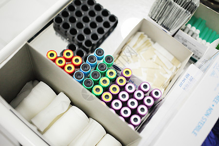 对血液和其他液体进行各种检验的带有彩色盖子的医疗测试管生物学药品生物疫苗验血实验研究疾病试管乐器图片