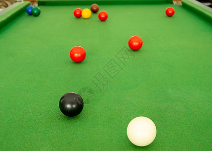 绿餐桌上的Snooker球台球台球桌运动母球活动酒吧团体框架俱乐部玩家图片