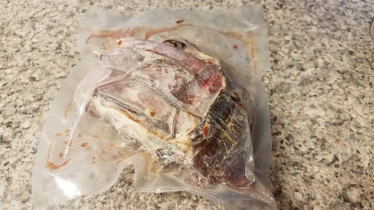 柜台上塑料袋中冷冻牛肉肉小吃牛肉塑料午餐食物图片