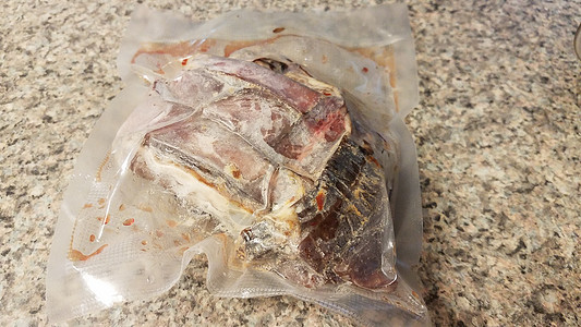 柜台上塑料袋中冷冻牛肉肉食物午餐塑料牛肉小吃图片