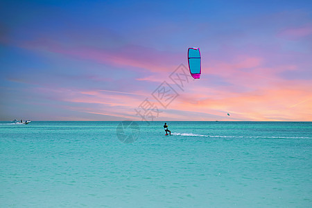 在加勒比海阿鲁巴岛的棕榈海滩上Kite冲浪乐趣热带娱乐行动蓝色假期国家男人海浪男性图片