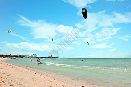 在加勒比海阿鲁巴岛的棕榈海滩上Kite冲浪行动冲浪者海洋海浪乐趣风筝男人旅行国家冲浪板图片