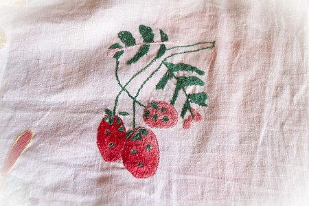 19世纪下半叶白俄罗斯古老的民间刺绣画 白织物上光滑的果莓装饰;图片