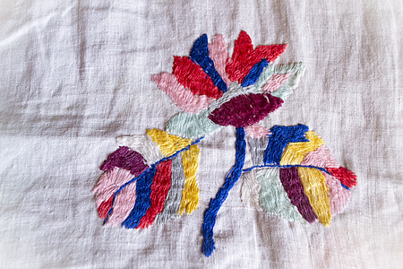 19世纪下半叶白俄罗斯古老的民间刺绣画 白织物上鲜花手工制作的花朵装饰品图片