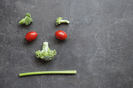 新鲜蔬菜樱桃西红柿花椰菜和菜的不愉快表情乐趣情感作品桌子符号饮食艺术芹菜幸福红柿图片
