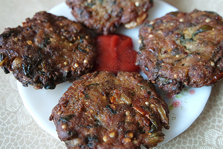 美味辣辣炸烤肉串 配有红酱的白陶瓷盘猪肉烧烤香料小吃食物午餐野餐盘子桌子蔬菜图片