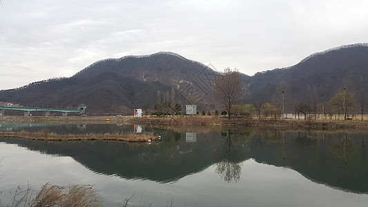 可以看到大山上河流水和绿树的美丽景象风景爬坡天空阳光季节太阳场地植物环境农村图片