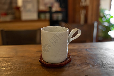 木制桌上的白色杯子咖啡木头办公室餐具陶瓷咖啡店木板厨房早餐桌子图片