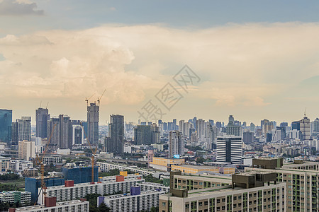 泰国曼谷市的全景 云层形成令人难以置信市中心旅行摩天大楼风景城市建筑学天际日落高楼日出图片