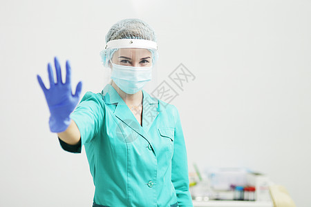 身穿制服 戴医疗面具 防护盾 手套的女医生保健面具感染护士家庭医生防护罩医师药品卫生医院背景