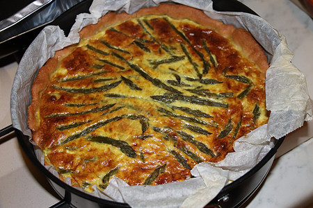 薄凝油层糕饼盘子烘烤绿色蔬菜食物饮食乡村面团馅饼奶油图片