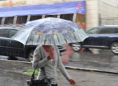 大都市下大雨图片