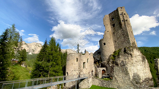 意大利阿尔卑斯山安德拉兹城堡的美景历史性岩石废墟森林旅行旅游天空石头博物馆风景图片