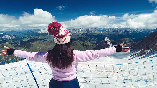 妇女拥抱美丽的山地风景女孩们山峰乐趣双臂享受休闲自由旅行亚裔冒险图片